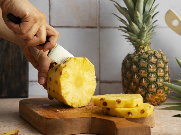 Ananas yediğinizde diliniz kaşınıyor mu?