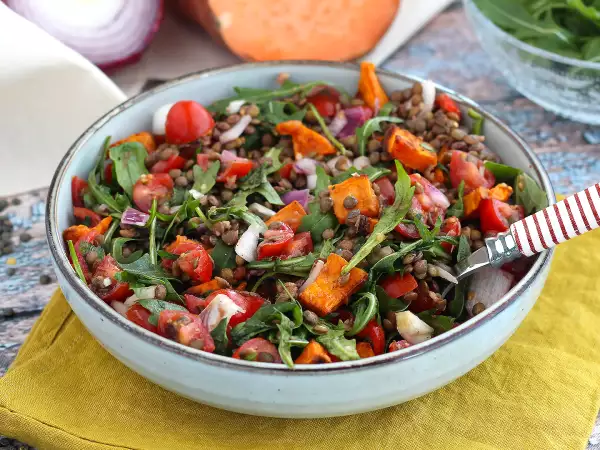 Bu mercimek ve tatlı patates salatası, yeni favoriniz olacak hızlı ve besleyici bir seçenektir