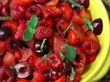 Tarif Kırmızı meyve salatası: çilek, ahududu, kiraz ve karpuz, yaz için mükemmel!