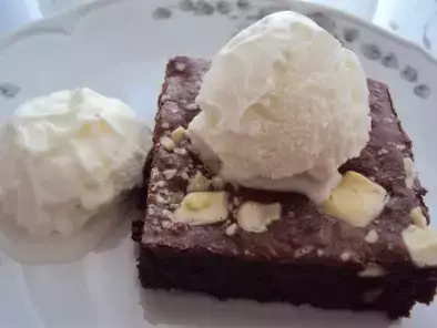 Beyaz Çikolatalı ve Cevizli Brownie, Yanında Vanilyalı Dondurma İle :)) - fotoğraf 2