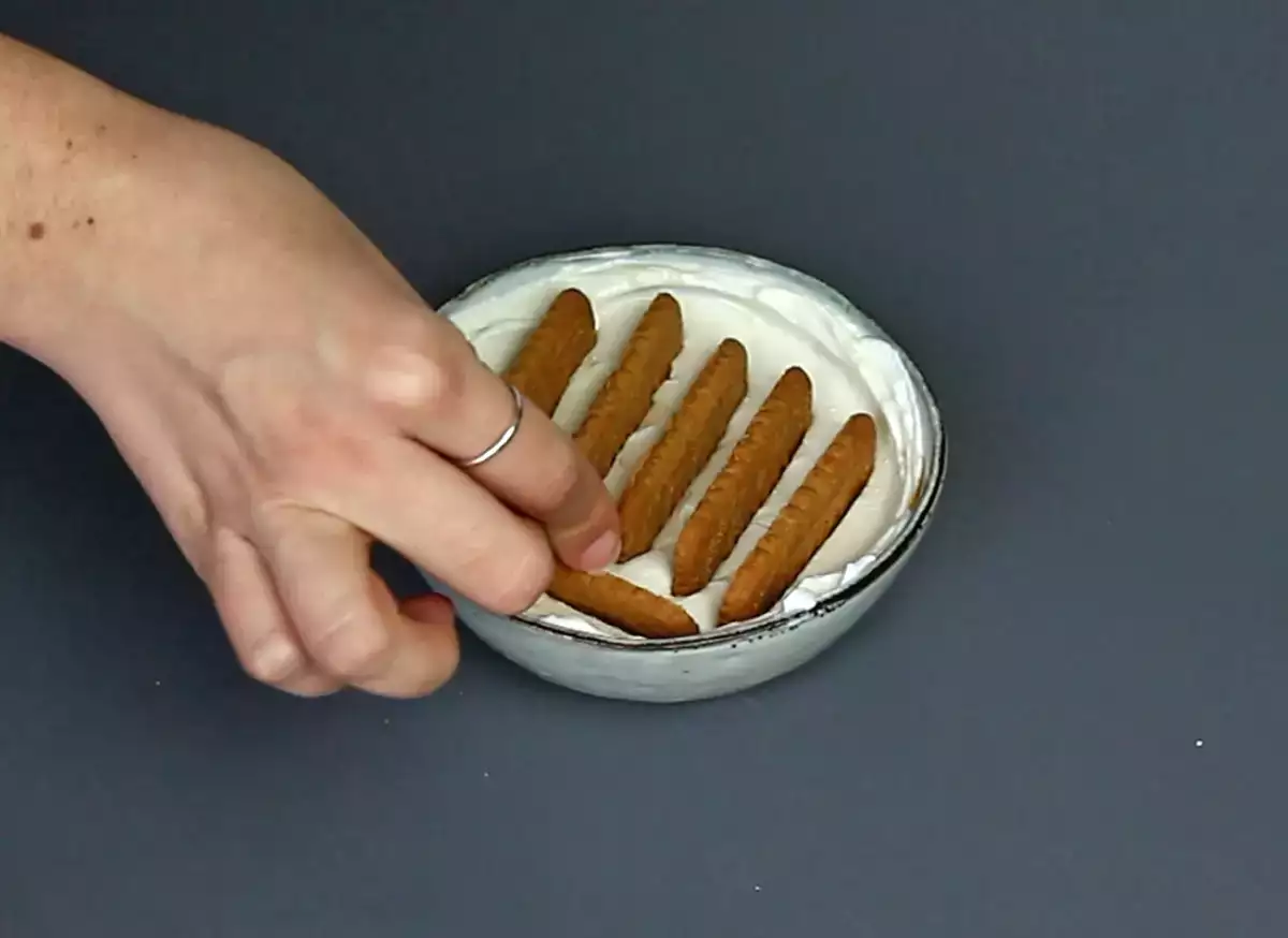 Adım 2: Bisküvilerin çivilenmesi