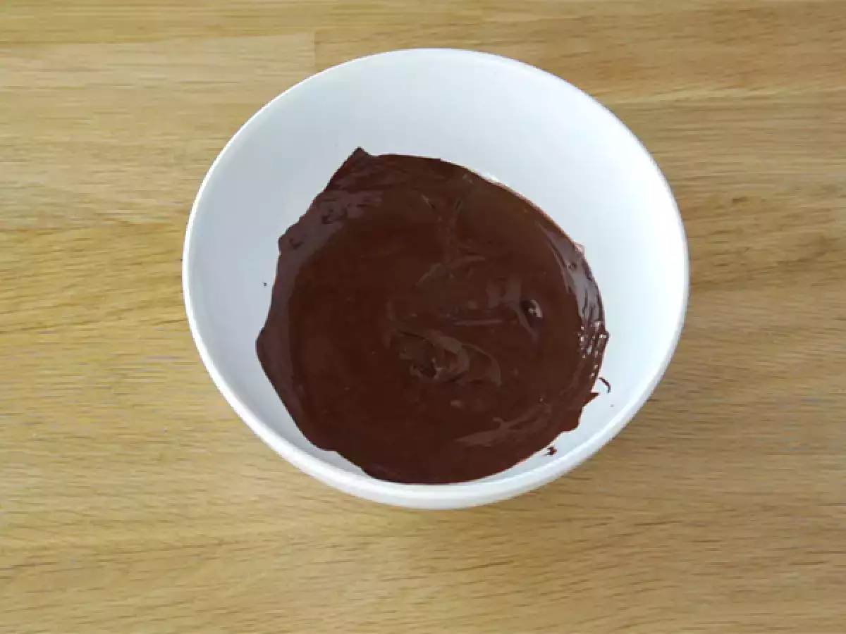 Adım 1: Çikolatayı doğrayın ve eritin