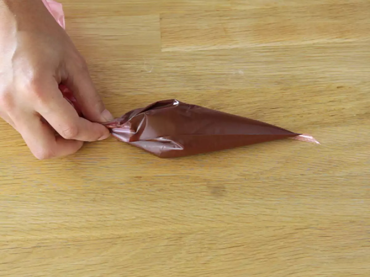 Adım 2: Bir sıkma torbasına veya dondurucu poşetine aktarın.