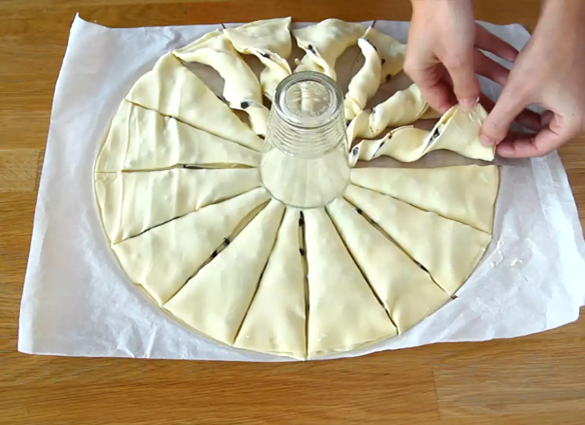 4. Sol - Masanın ortasında parlayan kesim