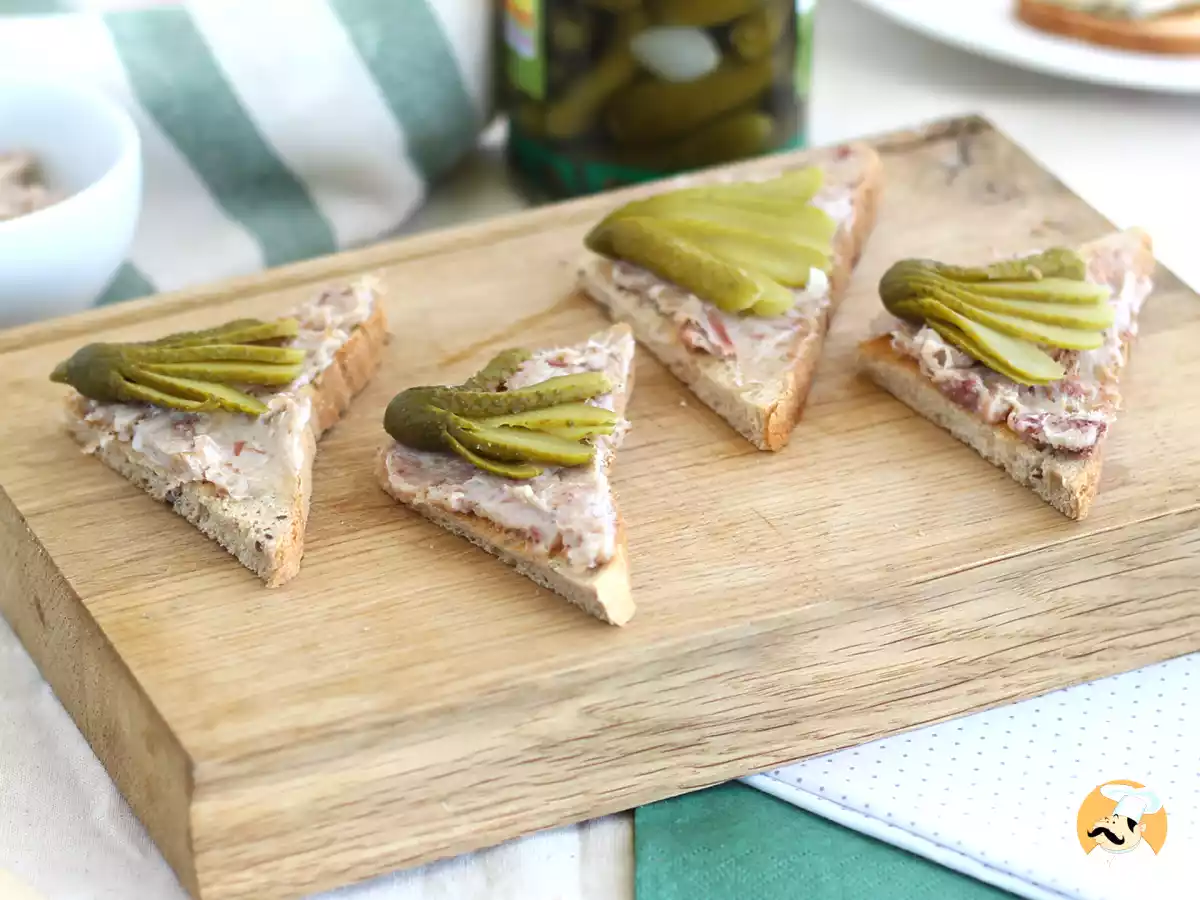 Ezme ve turşu tostları