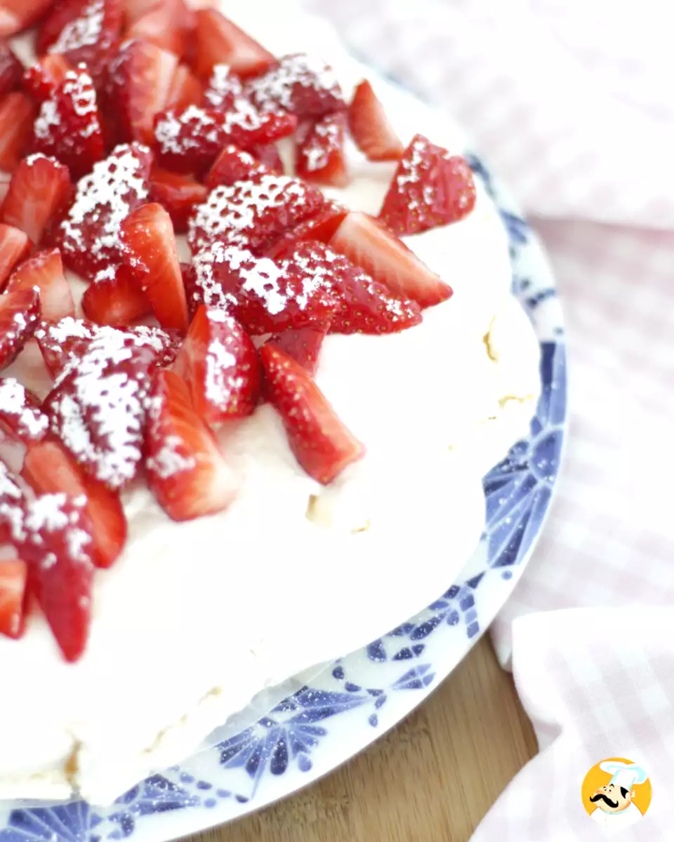 Çilekli Pavlova