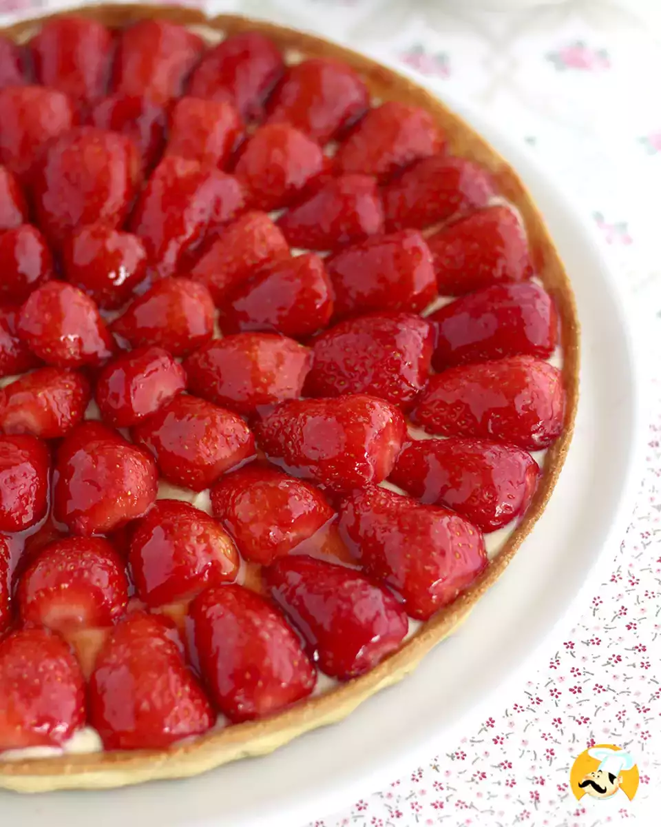 Pastanedeki gibi çilekli tart