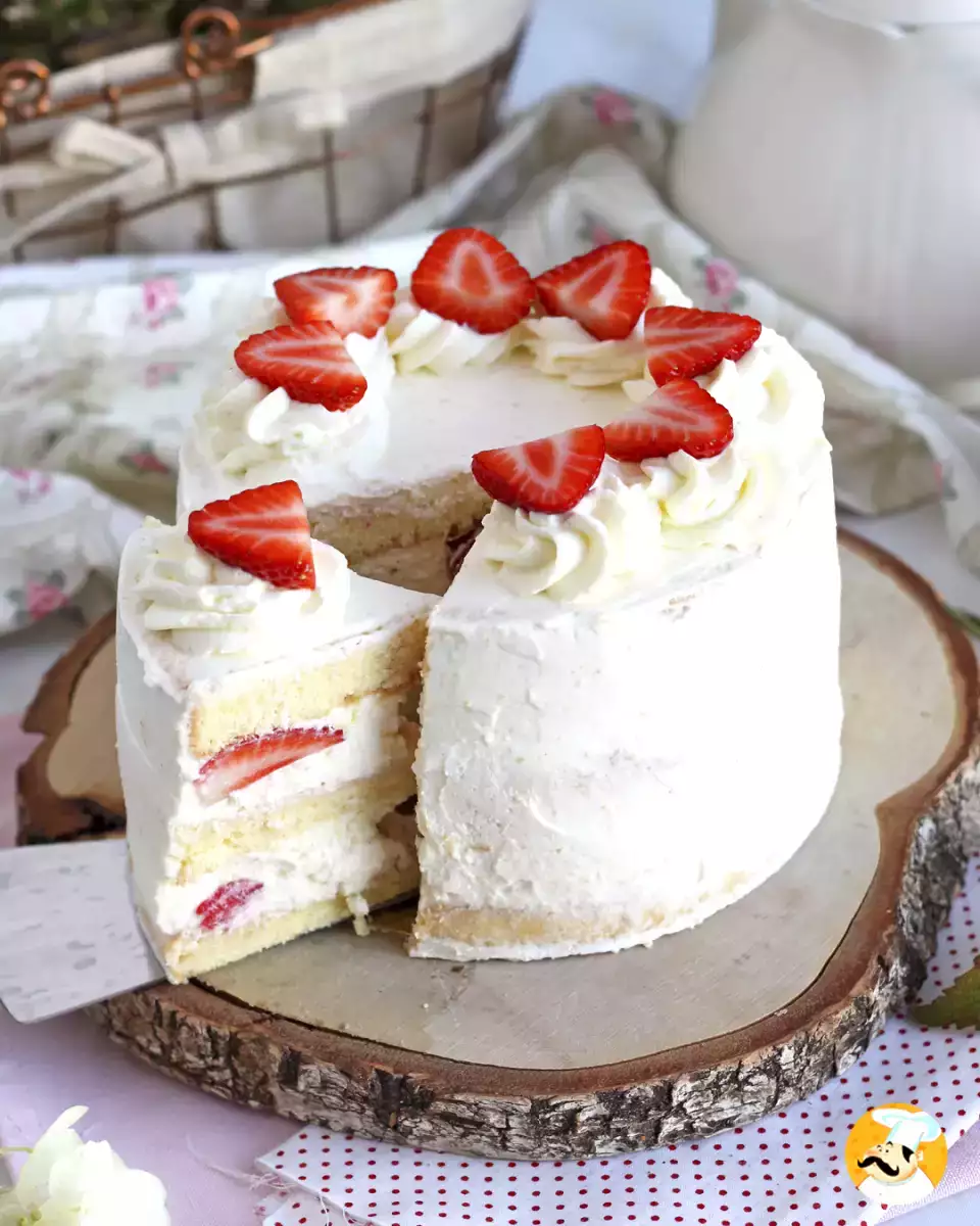 Çilekli ve mascarpone kremalı katmanlı pasta