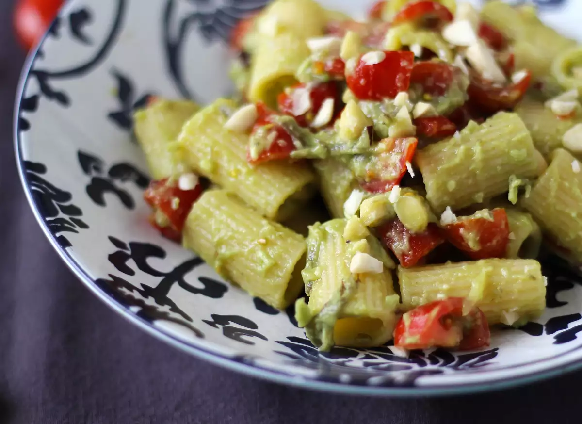 3. Avokado kreması, badem ve çeri domatesli makarna salatası