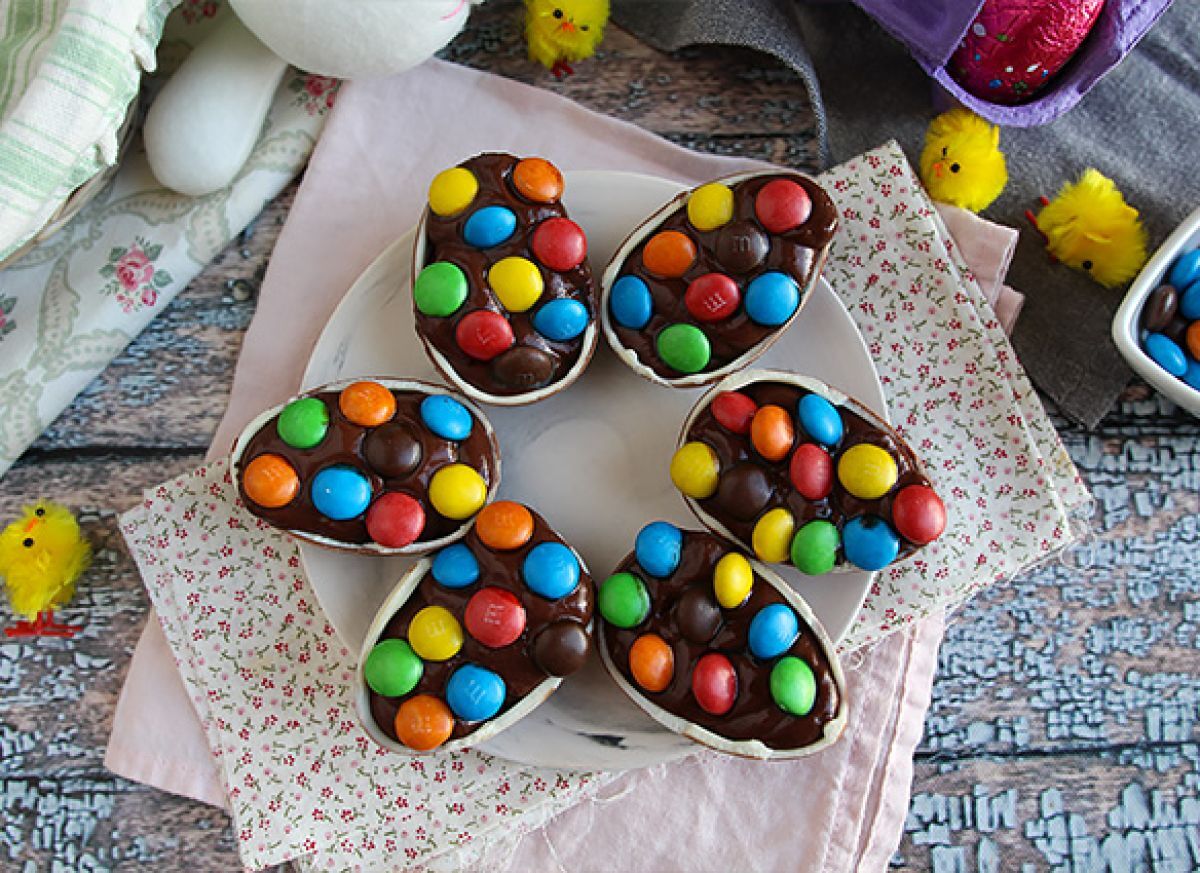 1. Paskalya yumurtaları çikolata kreması ve m&m'lerle dolu