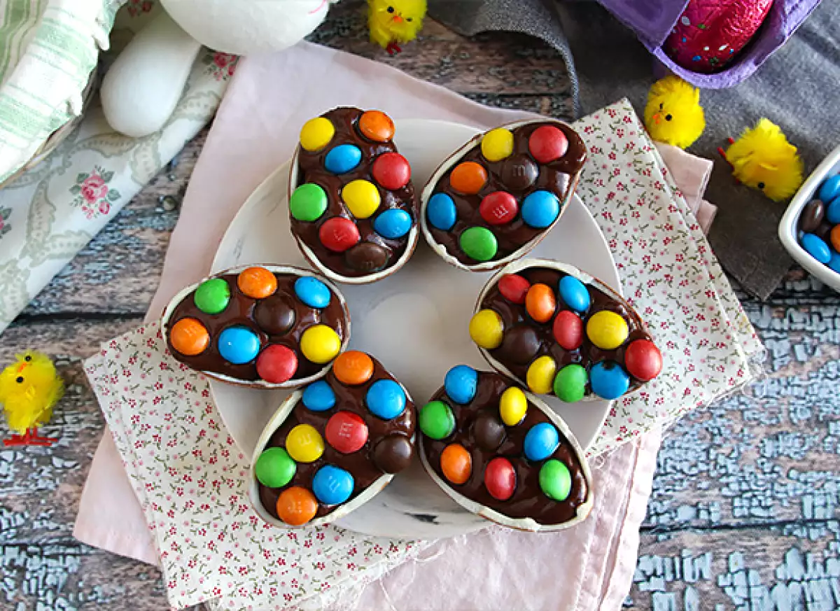 1. Paskalya yumurtaları çikolata kreması ve m&m'lerle dolu