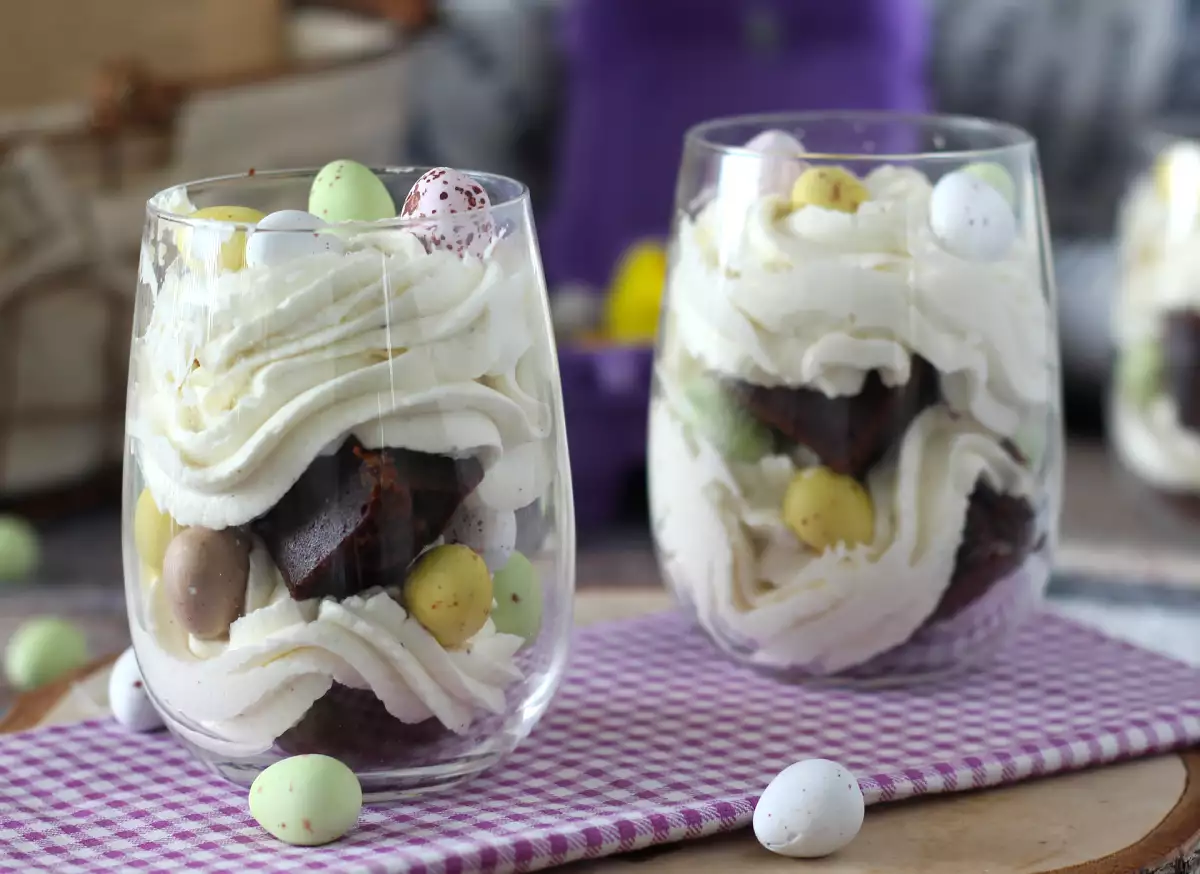 4. Mascarpone kreması ile kapta brownie