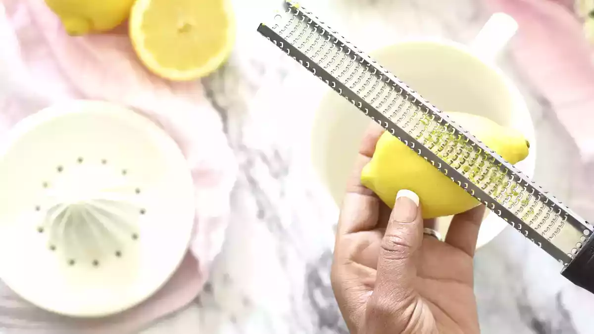 Limon kabuğunu atmayın, muhteşem besleyici özelliklerinden faydalanmak için kullanın.
