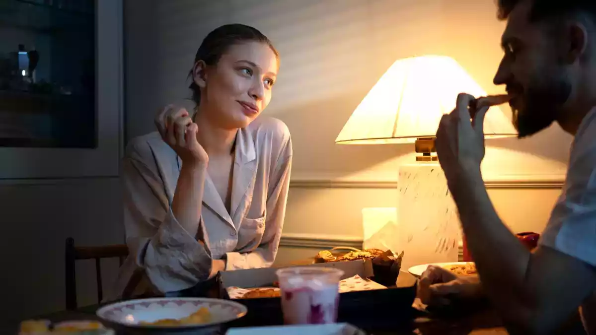 Gece geç saatlerde yemek yemek sizi gerçekten şişmanlatır mı?