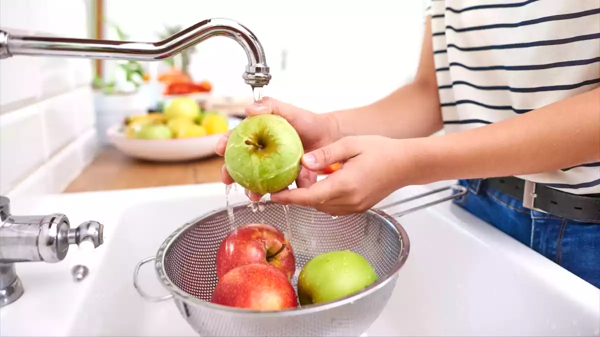 Meyveleri düzgün yıkıyor musunuz? Sağlığınıza zarar veren hatayı görün