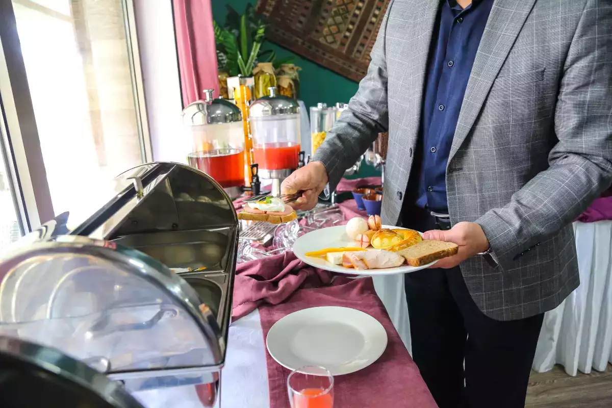Yiyebildiğin kadar ye büfesinden pişmanlık duymadan ve şımarmadan nasıl kurtulabilirsin?