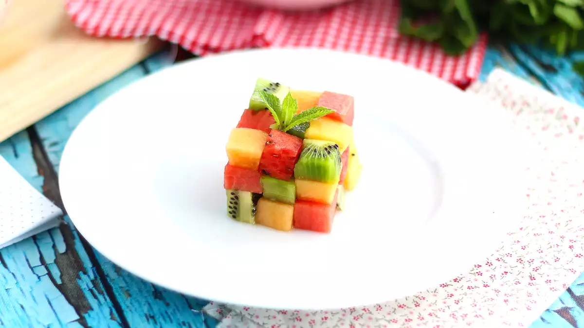 Yaz aylarında konuklarınızın beğenisini kazanacak yaratıcı meyve salatası!
