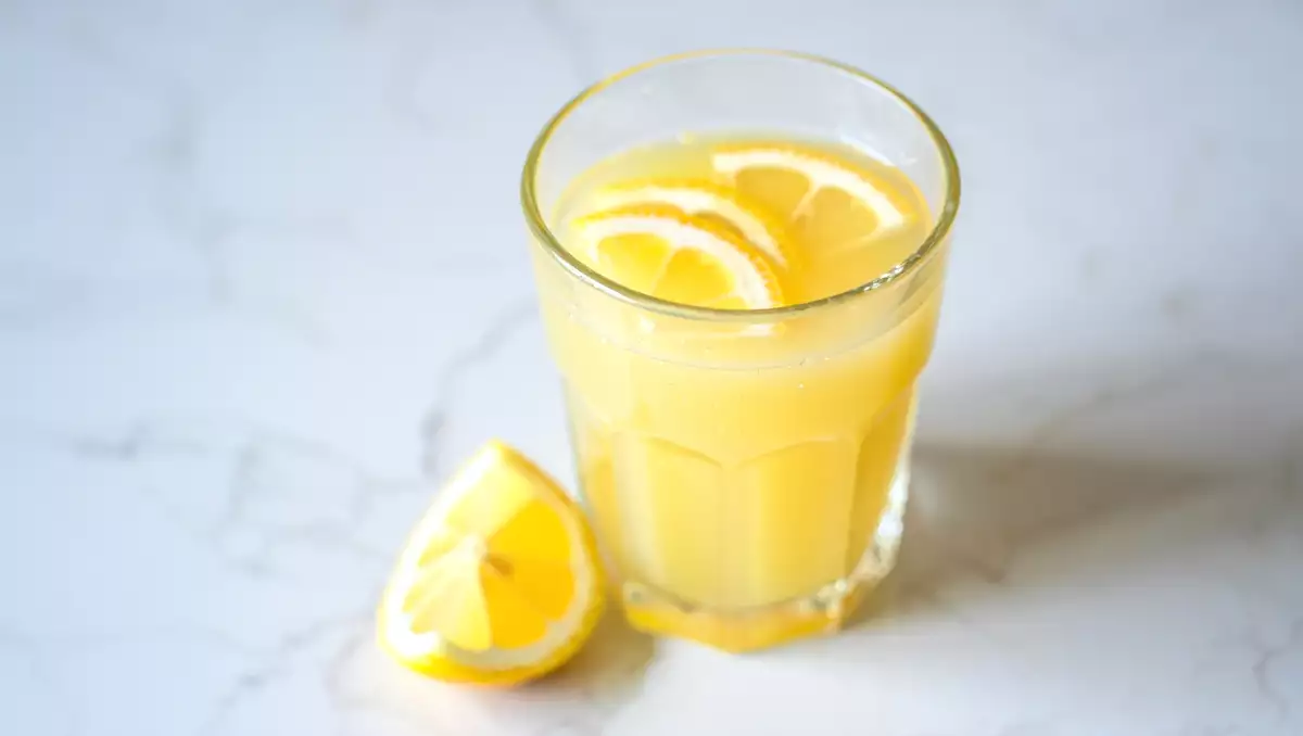 Aç karnına limon suyu içmek sizi gerçekten zayıflatır mı? Efsane mi gerçek mi?
