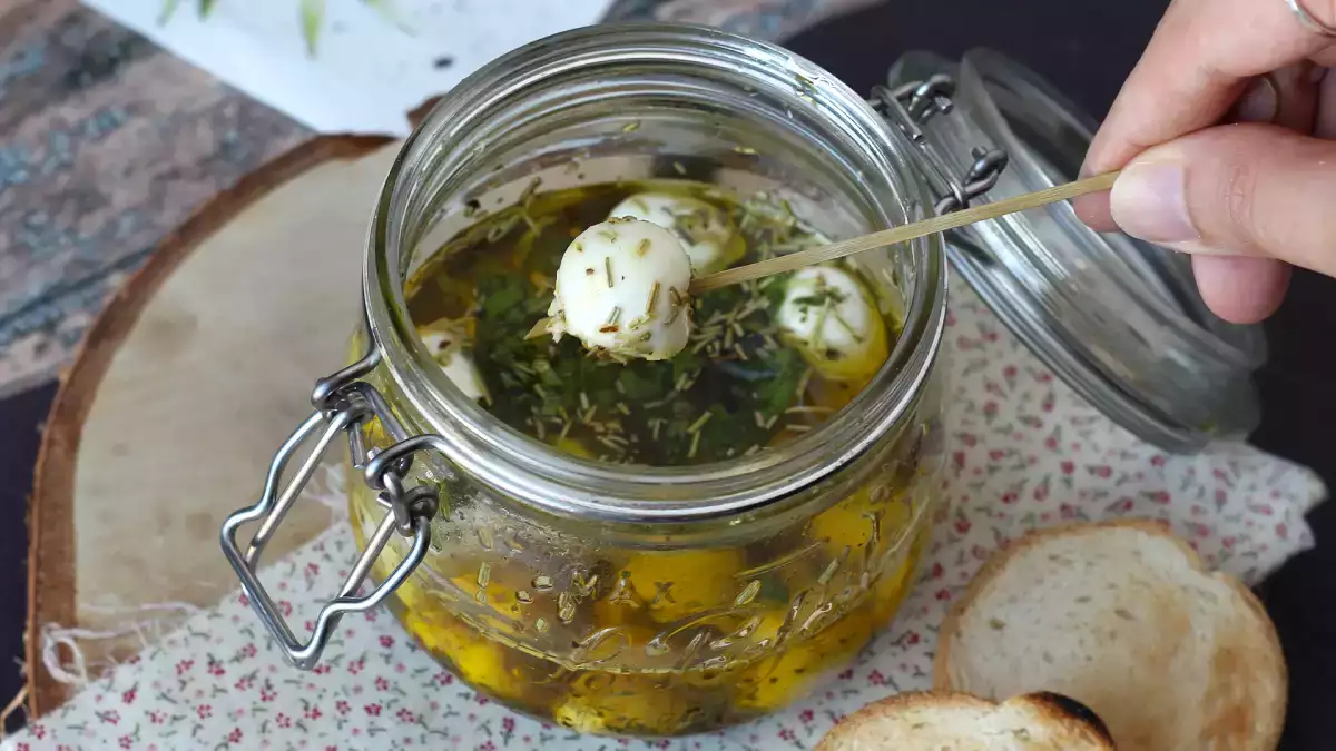 Bu marine edilmiş mozzarella topları tam bir bağımlılık yaratıyor (ve siz göz açıp kapayıncaya kadar masadan kalkacak)