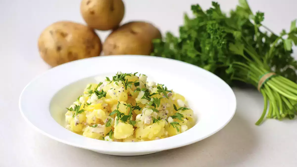 Mükemmel patates salatası vardır ve şu şekilde yapılır