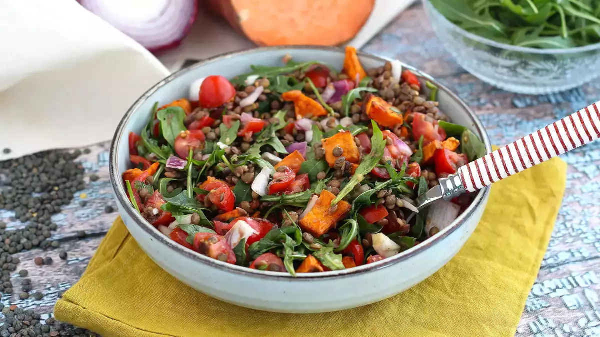 Bu mercimek ve tatlı patates salatası, yeni favoriniz olacak hızlı ve besleyici bir seçenektir