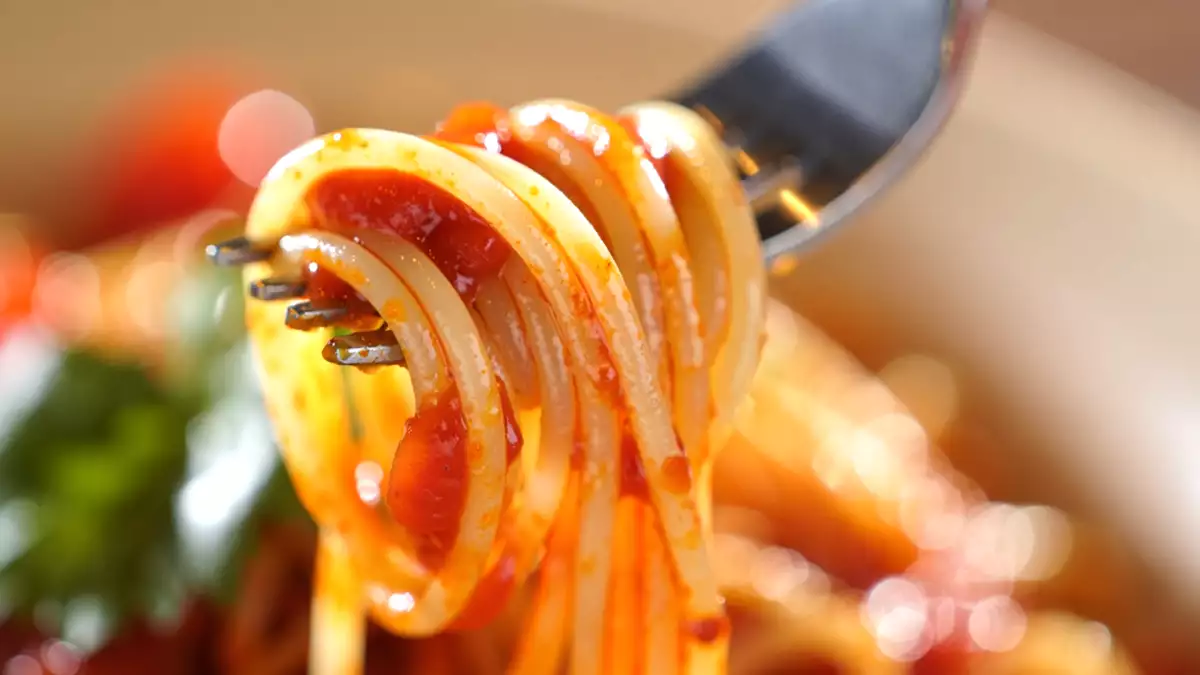 Sıradan bir yemeği inanılmaz bir şeye dönüştüren 14 spagetti tarifi