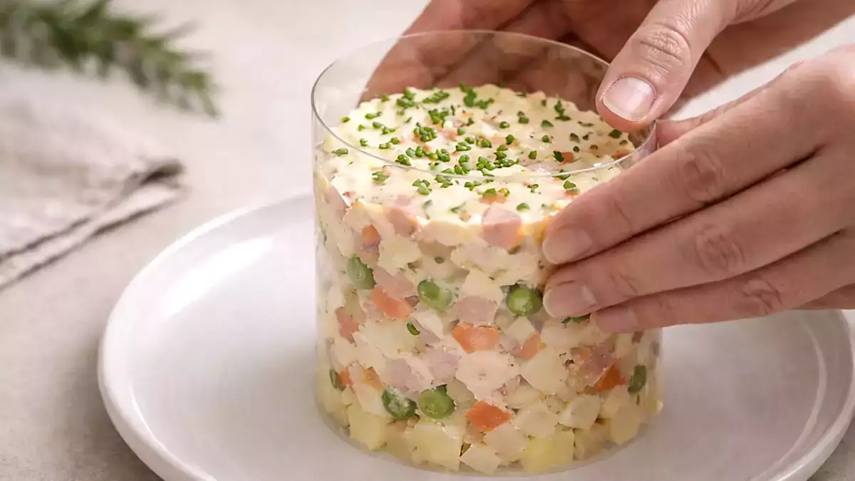 Tabak halkası olmadan ve misafirlerle: yemeklerinizin sunumunu kurtaran numara (evde zaten sahip olduğunuz bir şeyle).