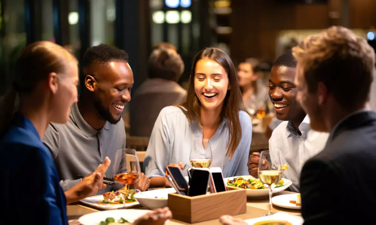 Giderek daha fazla restoran Telefon yasağını seçiyor: müşterilere gerçekten ne oluyor?