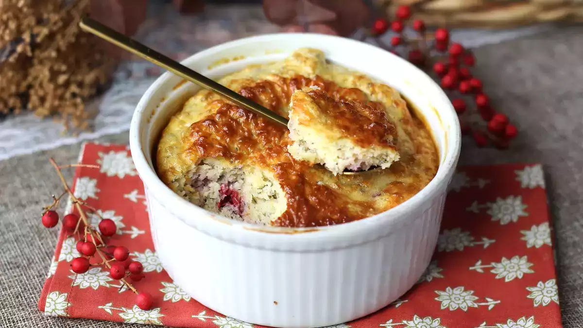 Bu kırmızı meyveli protein keki, kendimi suçlu hissetmeden tatlı bir şeyler istediğimde favori B planım haline geldi.