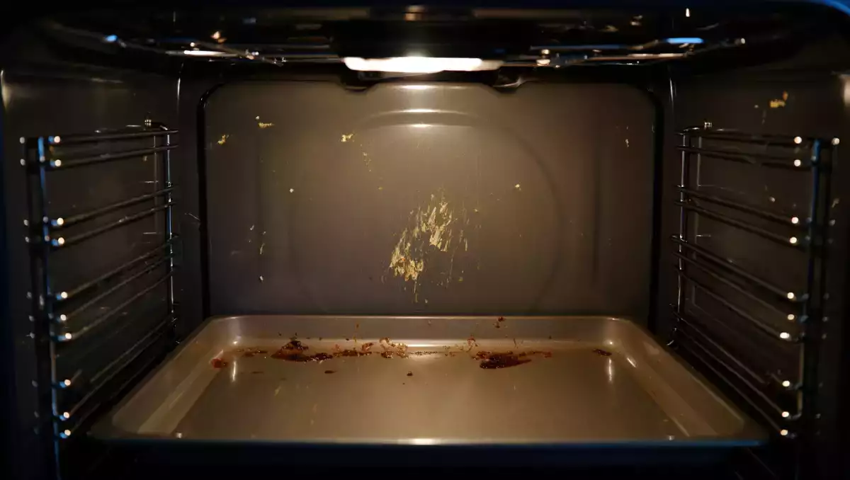 Fırınınız kabuk bağlamış yağla mı dolu? İşte kimyasal kullanmadan temizlemek için basit bir ipucu