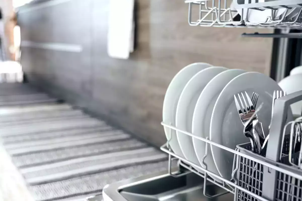 Bulaşıklarınızı bulaşık makinesine koymadan önce durulamalı mısınız - uzmanlar söylüyor