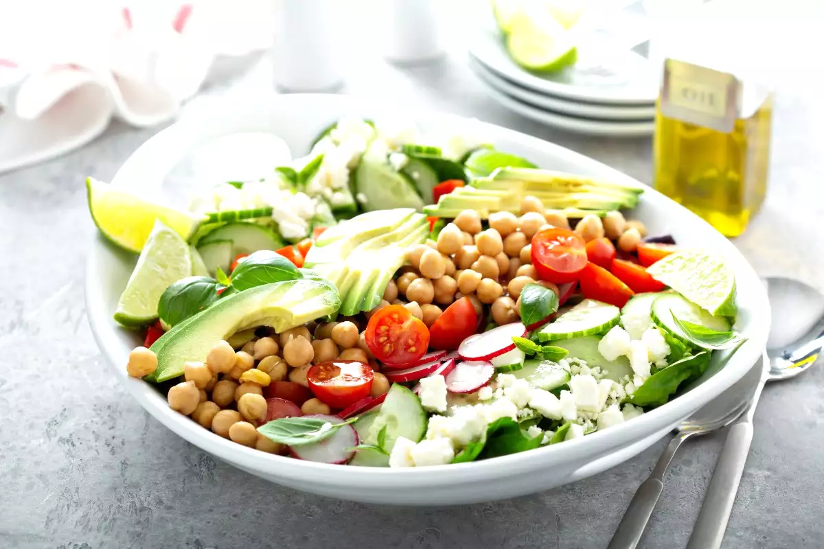 Midenizi küçültün: 10 dakikada hazırlanan bu salata uzmanların ilgisini çekiyor