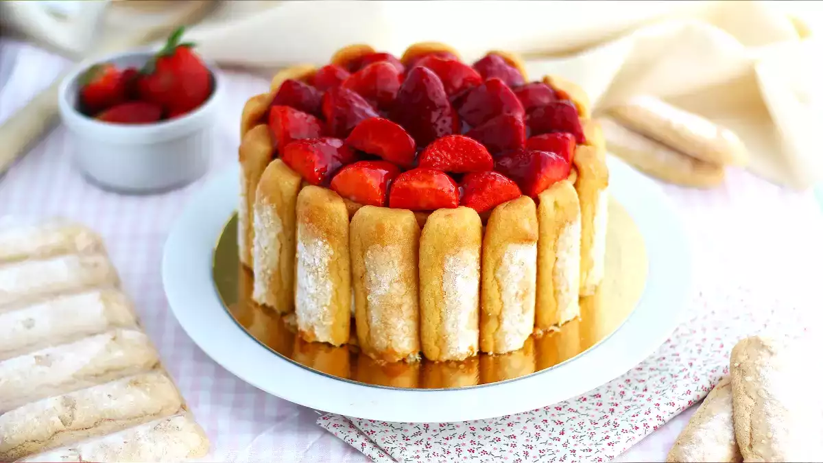 Bu basit çilekli charlotte kesinlikle en sevdiğimiz bahar tatlısı!