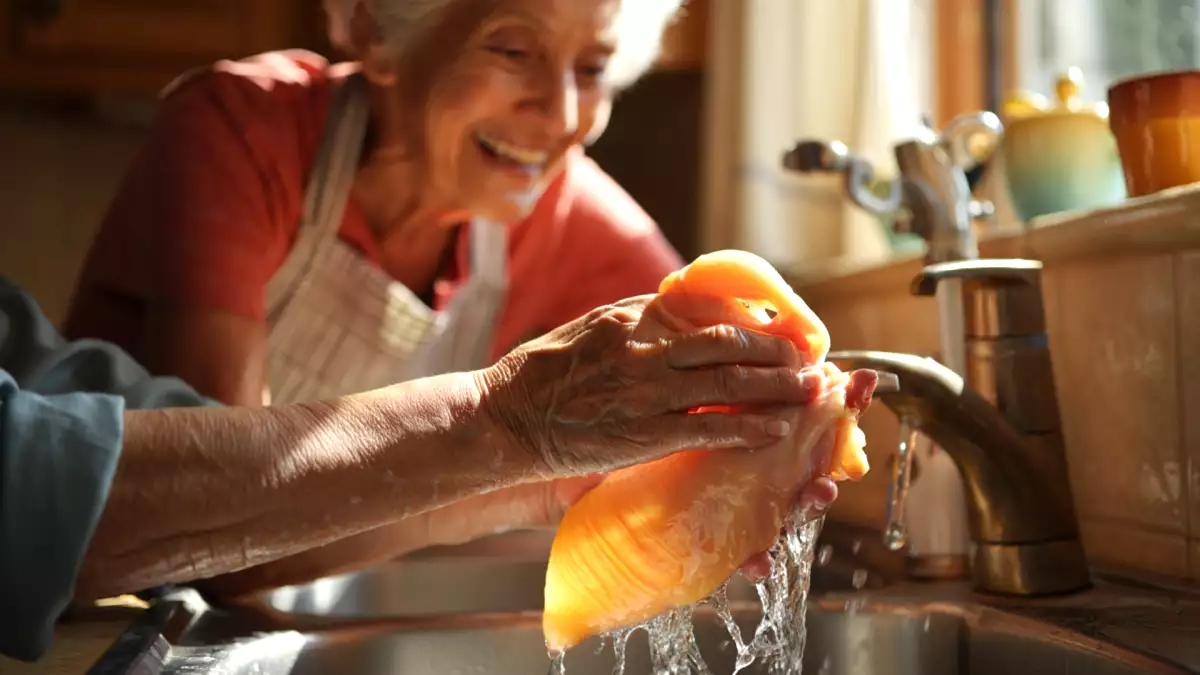 Tavuğu pişirmeden önce gerçekten yıkamak zorunda mısınız? Annenizin ve büyükannenizin size hiç söylemediği gerçek
