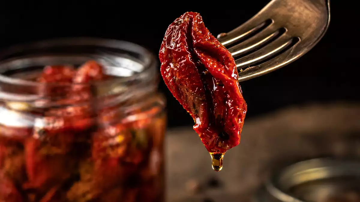 Yağda güneşte kurutulmuş domates: kilerdeki lezzet konsantresi ve bundan en iyi şekilde faydalanmak için 10 tarif.