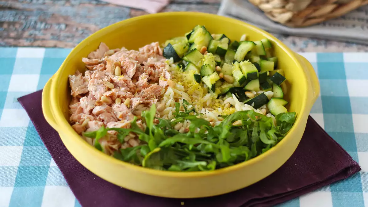 Orzo: nedir, nasıl pişirilir ve bu küçük makarna çorbalarda, salatalarda ve kremalı yemeklerde neden bu kadar iyi çalışır.