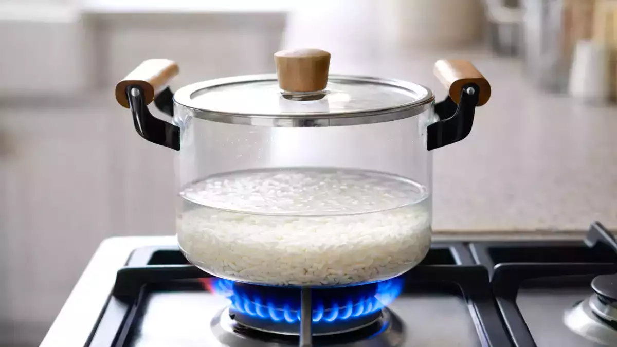 Suyu ölçmenize gerek yok: gevşek pirinç için neredeyse hiç kimsenin kullanmadığı basit numara