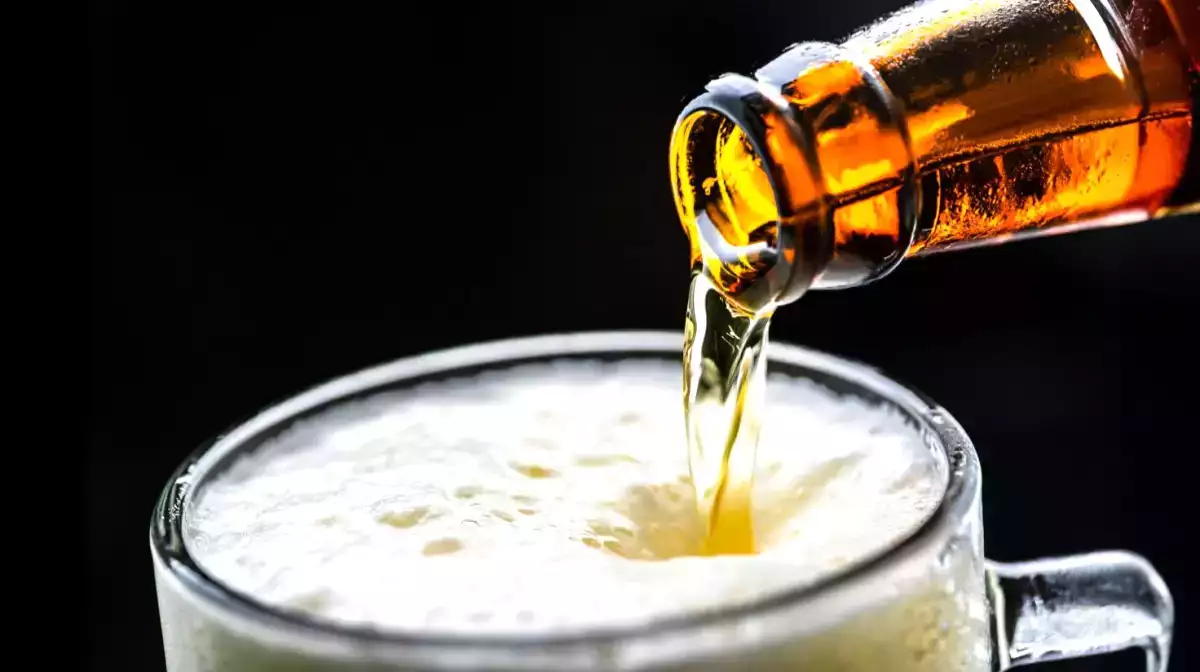 Bardağı eğdiğinizde bira neden daha az köpürür?