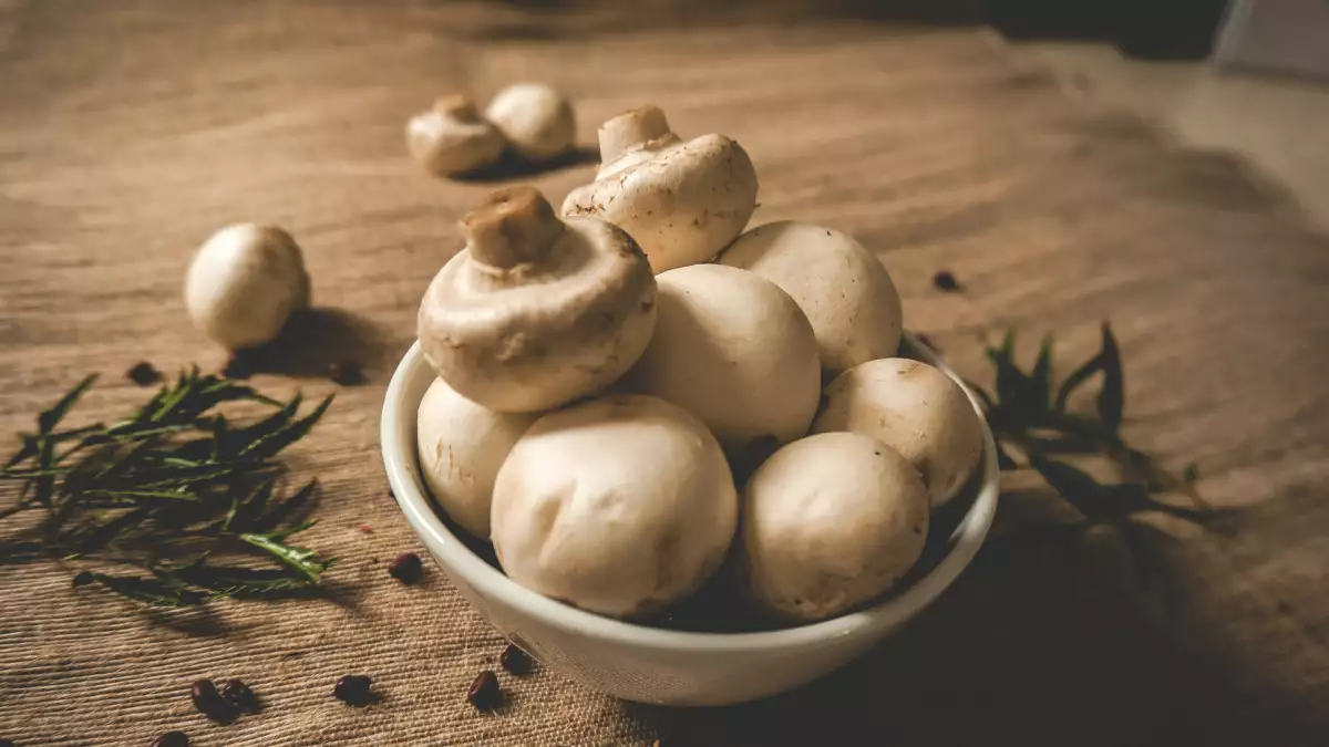 Mantarları pişirmeden önce soymak gerekir mi?