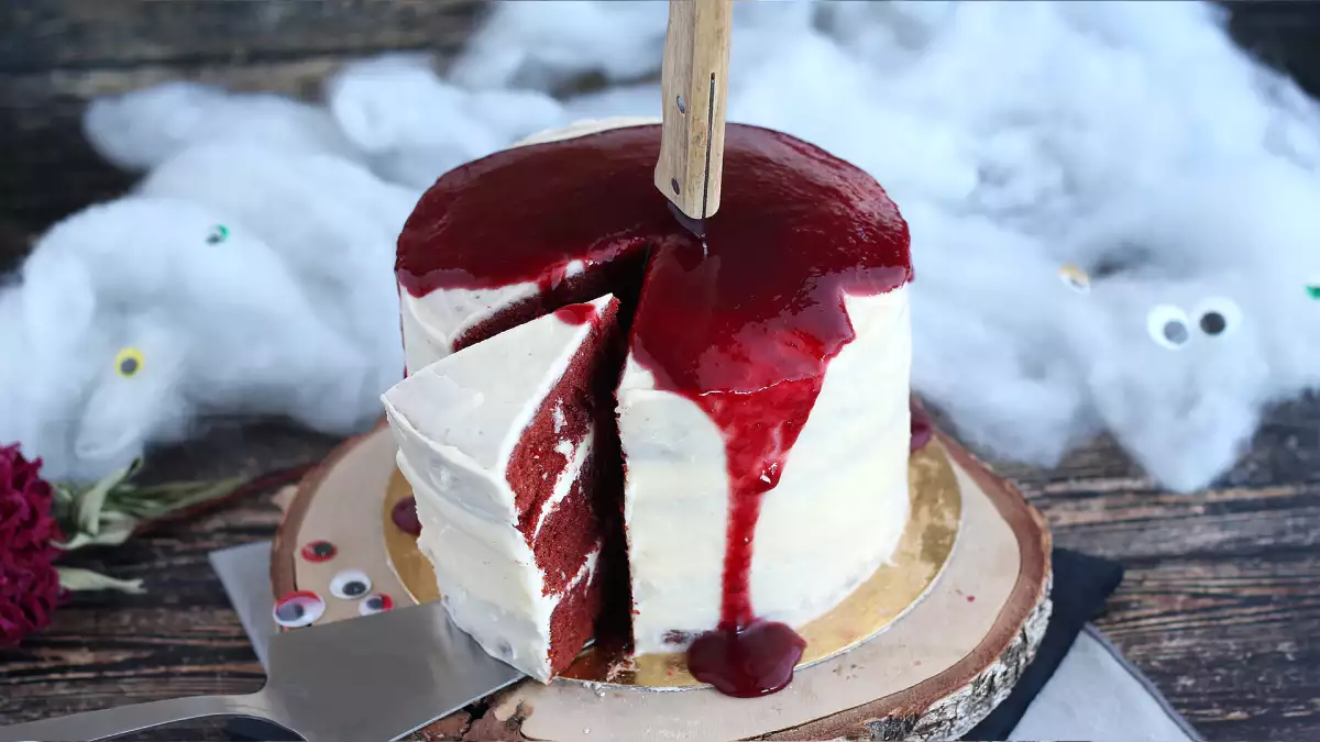 Cadılar Bayramı için Red Velvet: İlk bakışta etkileyen gösterişli pasta