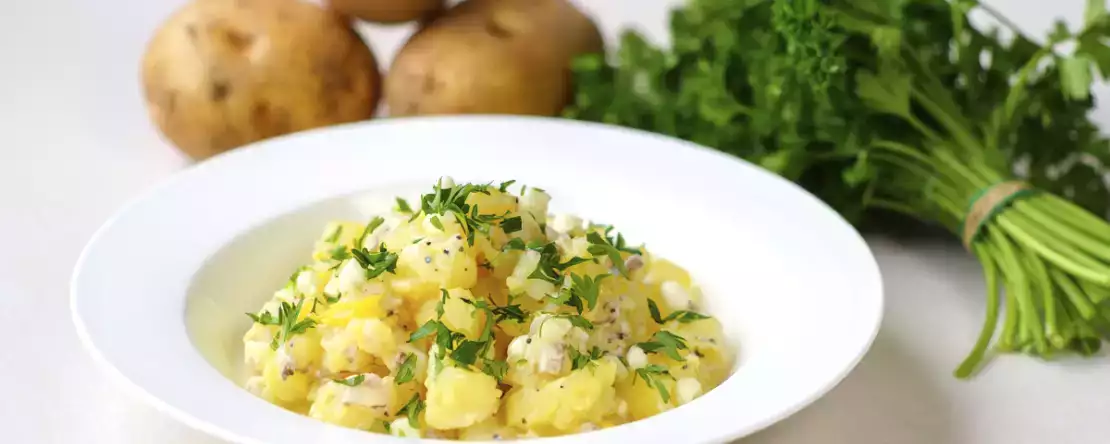 Mükemmel patates salatası vardır ve şu şekilde yapılır