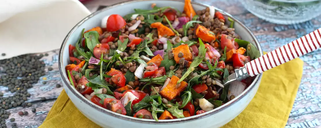 Bu mercimek ve tatlı patates salatası, yeni favoriniz olacak hızlı ve besleyici bir seçenektir