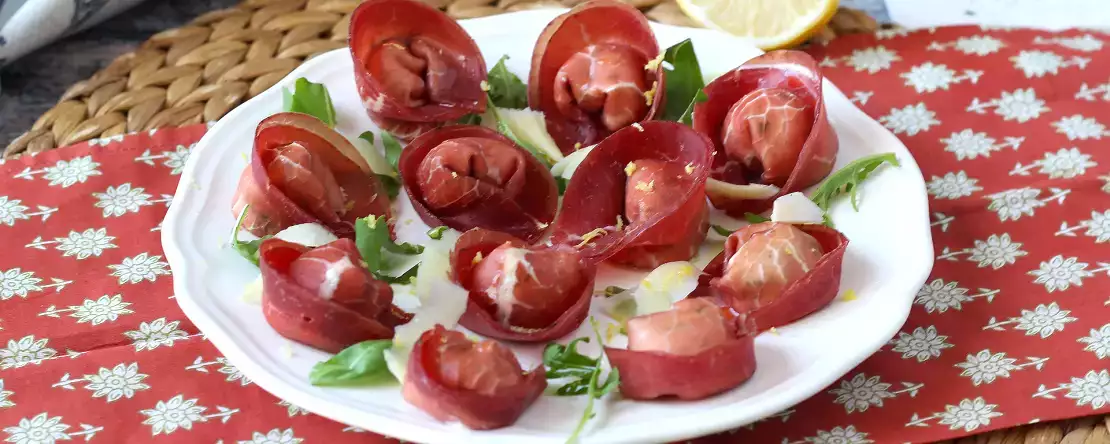 Doldurulmuş bresaola tortelloni: bayram sezonu için mükemmel vay etkisi yaratan soğuk meze