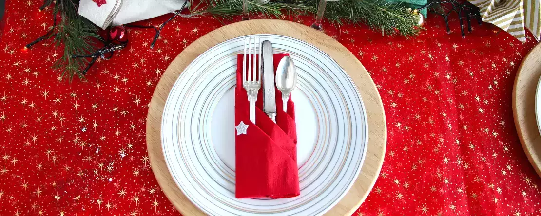 Sadece bir kağıt peçete ile şık ve ucuz bir çatal-bıçak tepsisi oluşturabilirsiniz: çok popüler olan bu eğitim