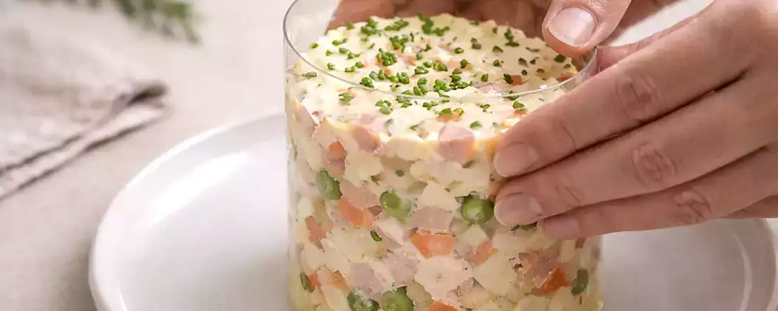 Tabak halkası olmadan ve misafirlerle: yemeklerinizin sunumunu kurtaran numara (evde zaten sahip olduğunuz bir şeyle).