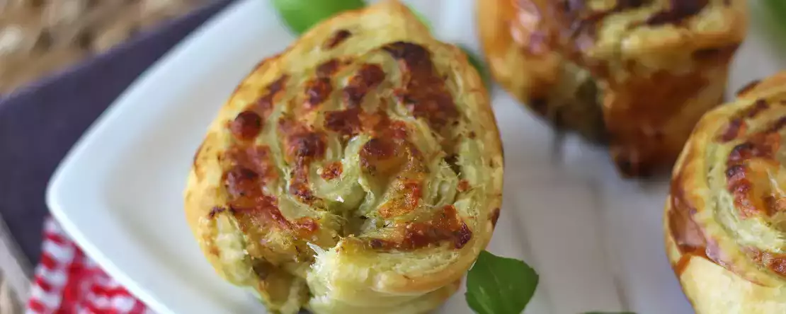 Bu pestolu puf böreklerini hazırlamak sadece 15 dakika sürüyor... ve daha da çabuk yok oluyor