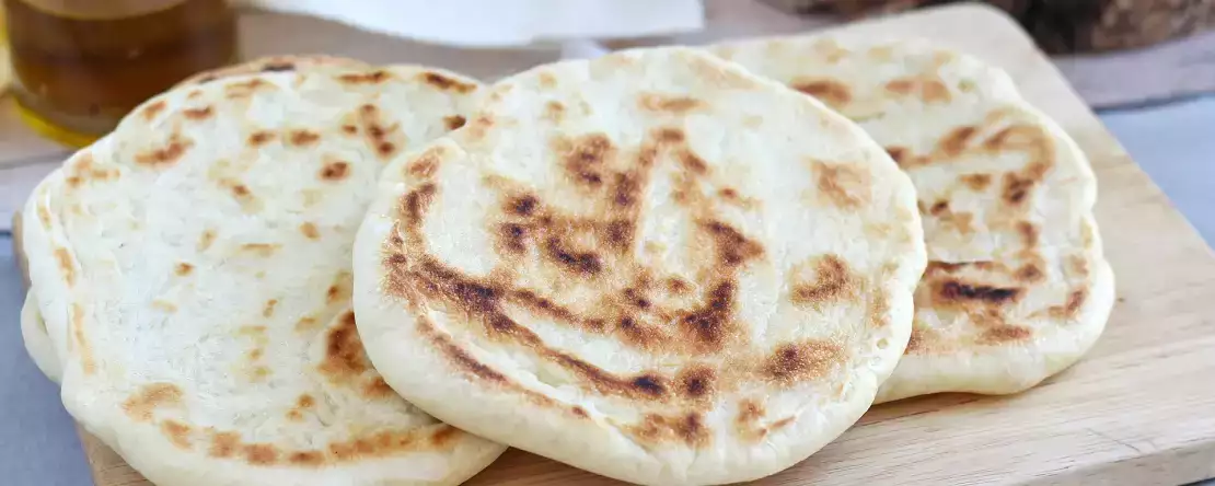 Zahmetsiz sıcak ekmek isteyenler için basit malzemeli 4 tava ekmeği tarifi