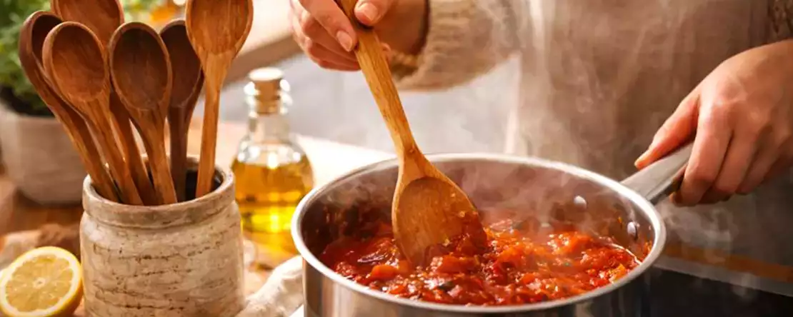 Tahta kaşıkları korumak ve mutfağınızı kokulardan, çatlaklardan ve gizli kirlerden kurtarmak için büyükannenin sırrı