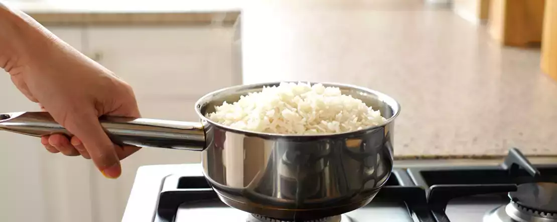 Ertesi gün kuru ve tatsız olmaması için pişmiş pirinci saklamanın en iyi yolu