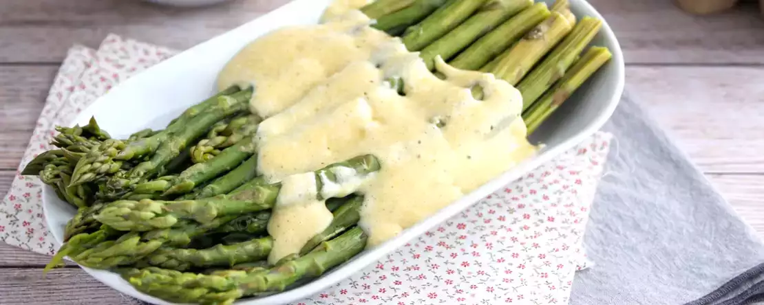 Yeşil kuşkonmazı lezzetini maskelemeden güzelleştiren 3 sos